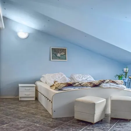 2 Bedroom Beautiful In Appartamento